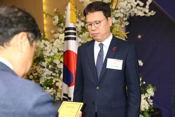 이광준 BNK경남은행 상무가 경남도 박명균 행정부지사로부터 경남도지사 표창을 받고 있다. / BNK경남은행