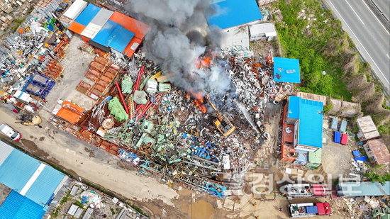 ▲ 지난 5일 울산 남구 상개동의 한 고물상에서 화재가 발생해 소방당국이 진화에 나섰다. 울산소방본부 제공
