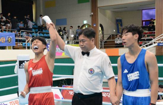 진주제일중 양지성(빨간 유니폼)이 준결승에서 심판 전원 일치 판정승을 거두자 환호하고 있다. 정희성기자