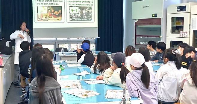 지난 4월 매곡초등학교 5학년 학생들을 대상으로 진행된 과학교육 심화 과정 수업 장면. /대구 달성군 제공