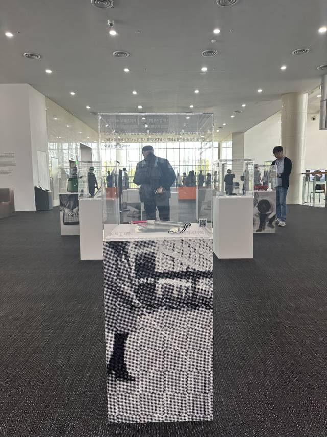 부산현대미술관 배리어프리 기획전 ‘열 개의 눈’ 1층 로비 전경. 김은영 기자