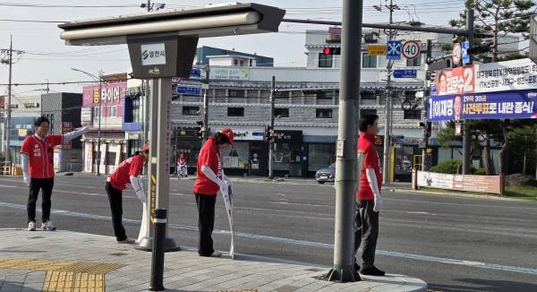 26일 아침 국민의힘 선거운동원들이 서문육거리에서 출근하는 시민들을 대상으로 선거운동을 펼치고 있다. 권오석 기자