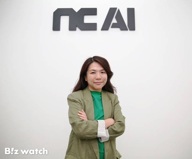 임수진 엔씨 AI 최고사업책임자(CBO)가 비즈워치와 인터뷰를 진행하며 포즈를 취하고 있다./사진=비즈워치