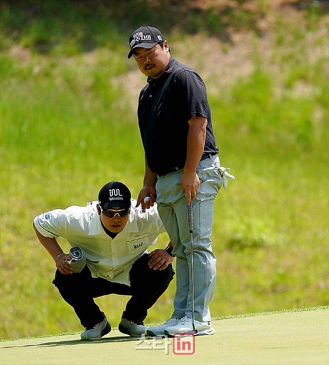 유송규(오른쪽)와 캐디 정세윤 씨가 1번홀에서 그린의 경사를 살피고 있다. (사진=이데일리 골프in 김상민 기자)