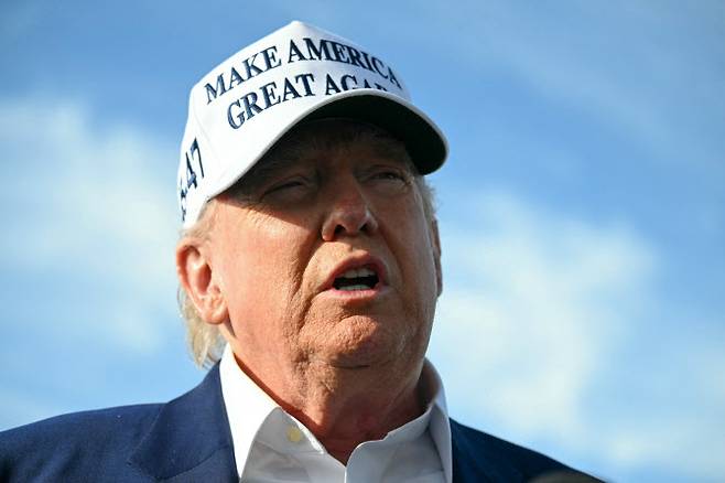 도널드 트럼프 미국 대통령이 25일(현지시간) 주말을 뉴저지에서 보낸 뒤 모리스타운 시립공항에서 에어포스 원에 탑승하기 전 기자들에게 발언하고 있다. (사진=AFP)