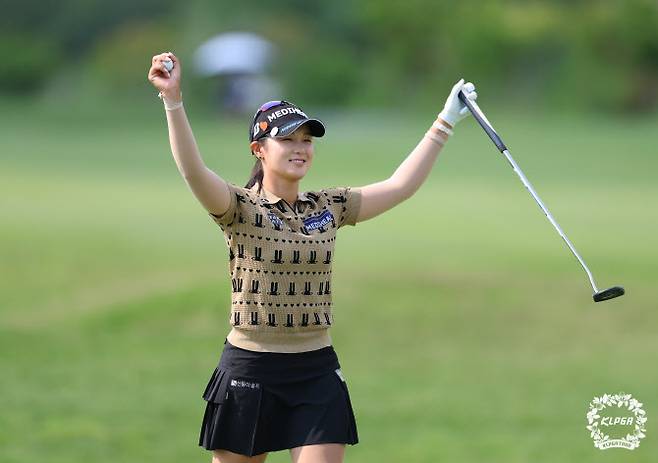 박현경이 25일 경기 여주시 페럼클럽에서 열린 KLPGA 투어 E1 채리티 오픈에서 우승을 확정한 뒤 환호하고 있다.(사진=KLPGT 제공)