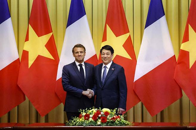 26일(현지시간) 베트남 하노이 주석궁에서 정상회담을 진행한 에마뉘엘 마크롱 프랑스 대통령(오른쪽)과 르엉 끄엉 베트남 국가주석.(사진=AFP)