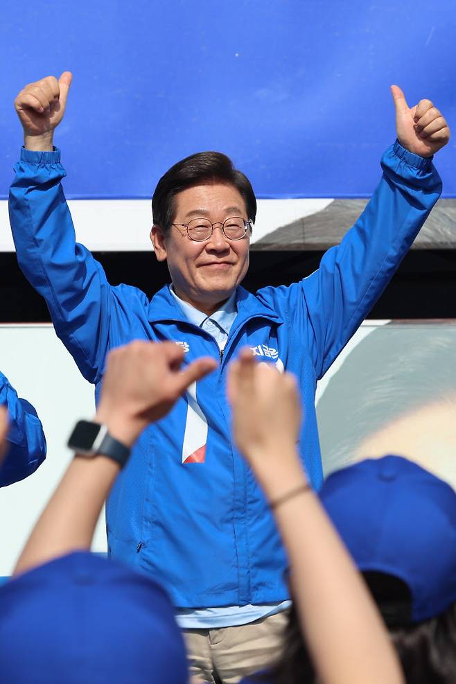 더불어민주당 이재명 대선 후보가 26일 경기 남양주시 평내호평역 광장에서 열린 유세에서 엄지손가락을 치켜들고서 시민들에게 지지를 호소하고 있다. (사진=연합뉴스)