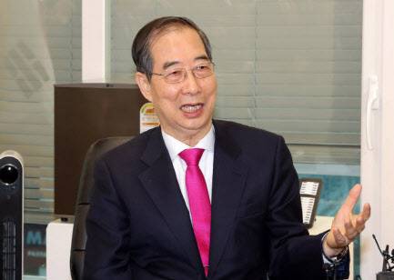 한덕수 전 국무총리가 11일 국민의힘 당사에서 국민의힘 김문수 대선 후보와 만나고 있다. (사진=연합뉴스)