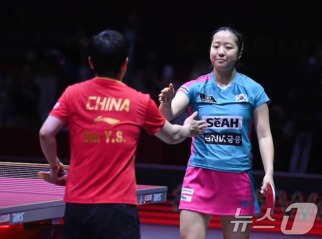 신유빈이 22일(현지시간) 카타르 도하 루사일 아레나에서 열린 2025 국제탁구연맹(ITTF) 세계선수권대회 여자단식 16강 중국 쑨잉사와 경기 후 인사를 하고 있다. 2025.5.23/뉴스1 ⓒ News1 사진공동취재단