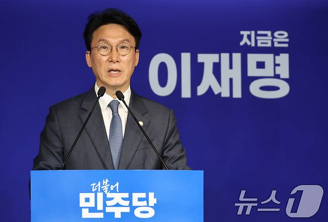 김민석 더불어민주당 상임 공동선대위원장이 11일 오전 서울 여의도 당사에서 국민의힘 김문수 대통령 후보 확정 관련 입장 발표 기자회견을 하고 있다. 2025.5.11/뉴스1 ⓒ News1 이광호 기자