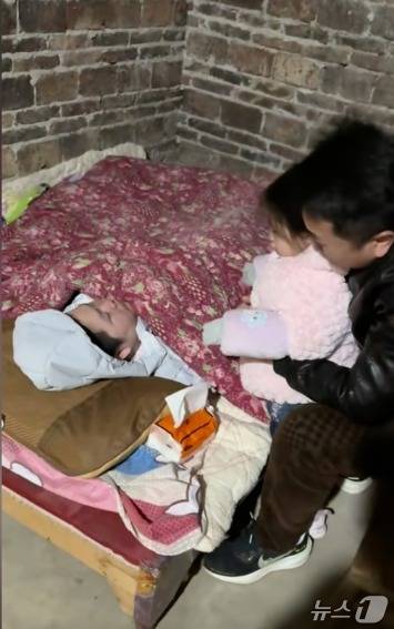 집에서 아내를 돌보고 있는 남편 덩씨 - 더우인 갈무리