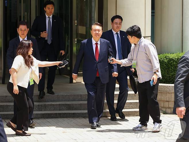 윤석열 전 대통령이 26일 서울 서초구 서울중앙지방법원에서 열린 내란 우두머리 혐의, 직권남용 권리행사방해 혐의 사건 5차 공판에 출석한 뒤, 점심식사를 위해 법원을 나오고 있다. 2025.5.26/뉴스1 ⓒ News1 사진공동취재단