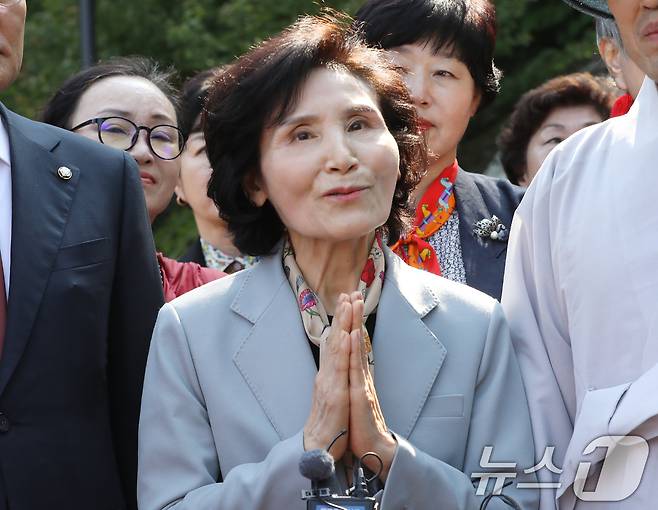 김문수 국민의힘 대통령 후보 부인 설난영 여사가 26일 오후 부산 금정구 범어사 안양암을 방문해 백브리핑을 하고 있다. 2025.5.26/뉴스1 ⓒ News1 윤일지 기자