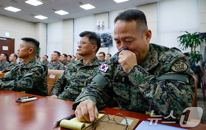 비상계엄 당시 국회에 투입된 제1공수특전여단의 이상현 여단장이 10일 오전 서울 여의도 국회 국방위원회에서 열린 계엄 관련 긴급 현안질의에 출석해 눈물을 흘리고 있다. 2024.12.10/뉴스1 ⓒ News1 안은나 기자