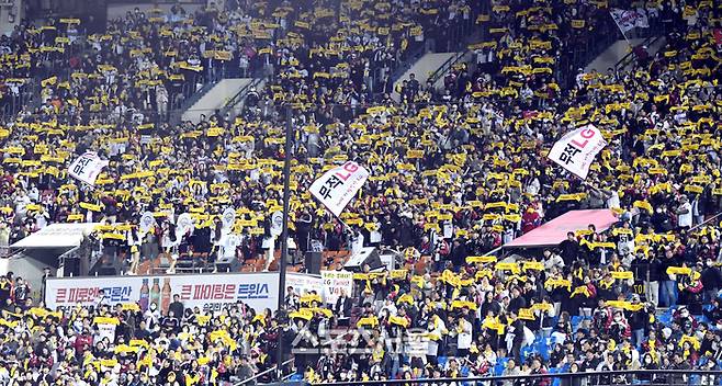 25일 잠실구장에서 열린 2025 KBO리그 LG와 한화 경기가 매진돼 개막 3연속 만원 관중을 이룬 가운데 팬들이 응원을 펼치고 있다. 홈팀 LG는 한화에 5-0으로 승리하고 개막 3연승을 기록했다. 잠실 | 박진업 기자 upandup@sportsseoul.com