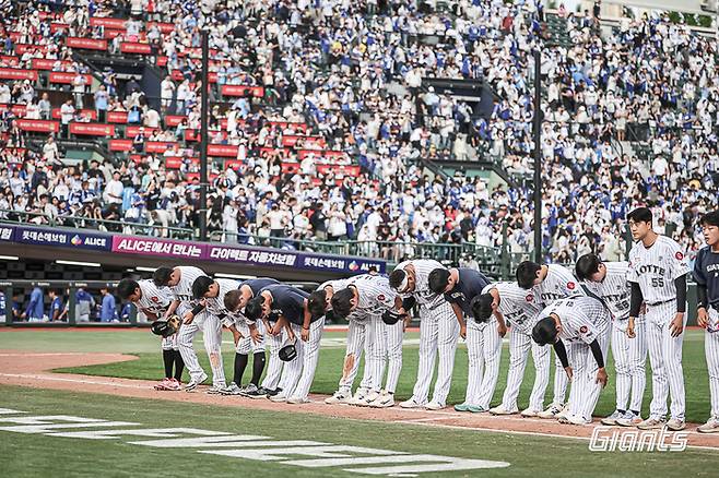 롯데 선수단이 18일 부산 사직구장에서 열린 2025 KBO리그 삼성전 승리 후 팬들에게 인사하고 있다. 사진 | 롯데 자이언츠