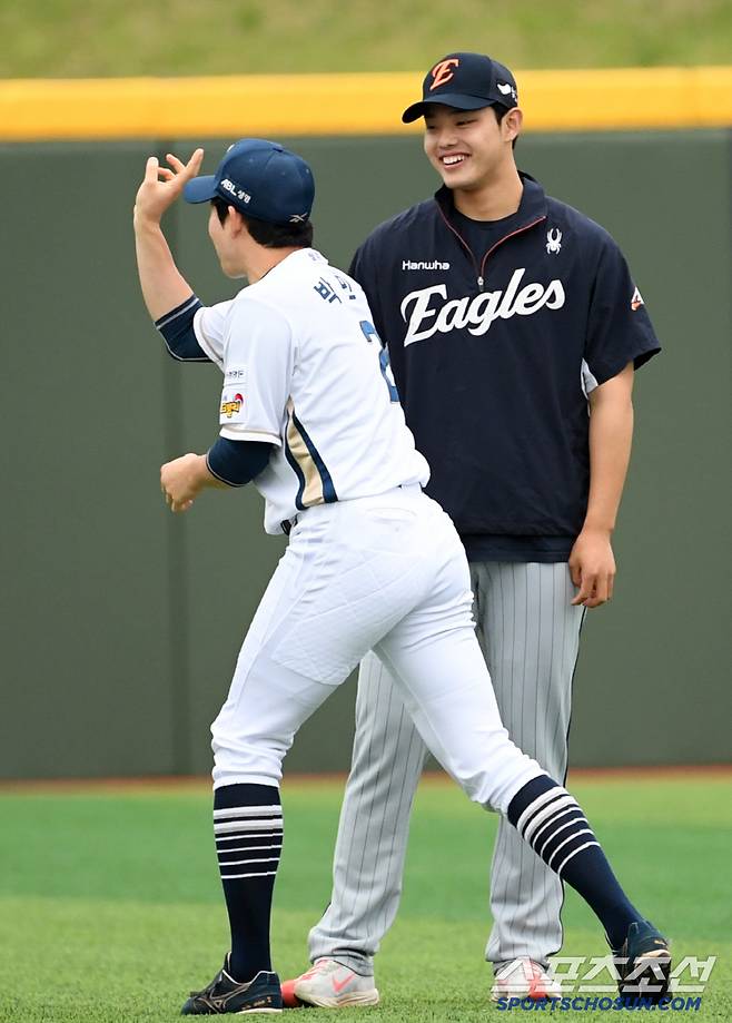 강속구를 던지는 투수 문동주가 신기했던 타자 박민우는 투구폼까지 따라 했다.