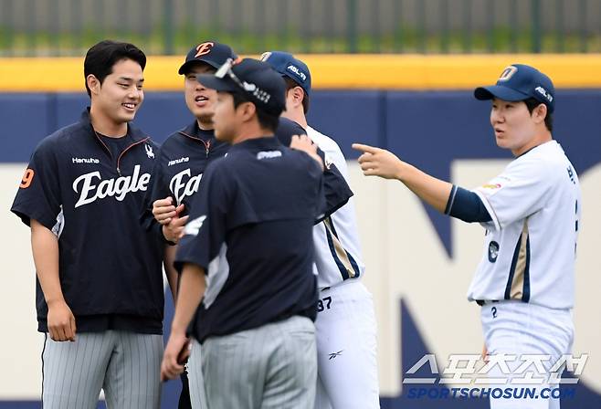 한화 문동주, 류현진, NC 박민우, 박건우는 경기 전 그라운드에서 만나 정을 나눴다.