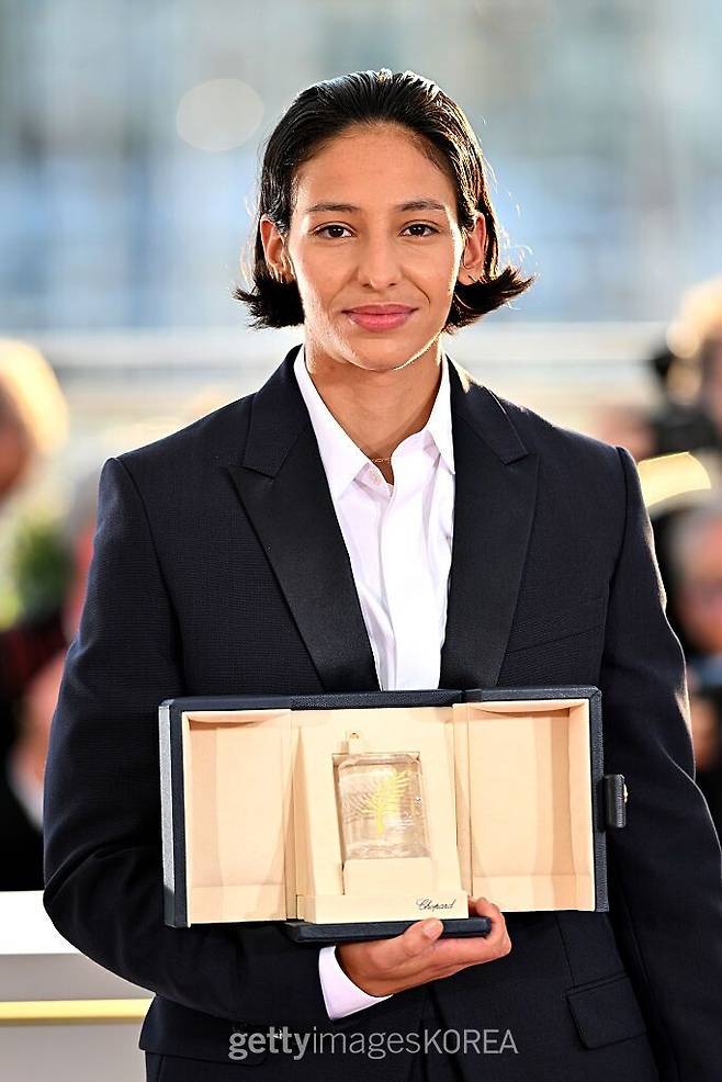 제78회 칸 영화제에서 '더 리틀 시스터'로 여우주연상을 수상한 배우 나디아 멜리티. ⓒGettyimagesKorea