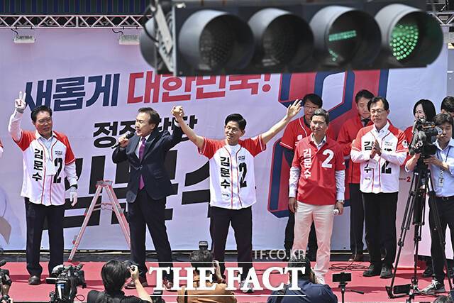 김문수 국민의힘 대선 후보가 26일 경기 안성시 서인사거리에서 열린 유세에서 지지를 호소하고 있다. /남윤호 기자