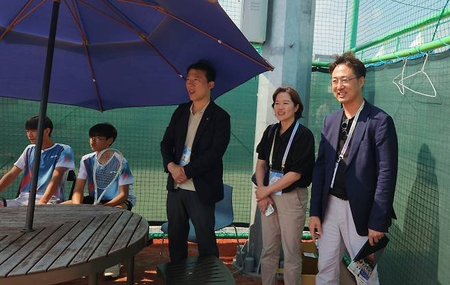 소프트테니스 중등부 경기를 직관하는 김택수 진천선수촌장과 이창하 꿈나무육성부장. 사진/김경무 기자