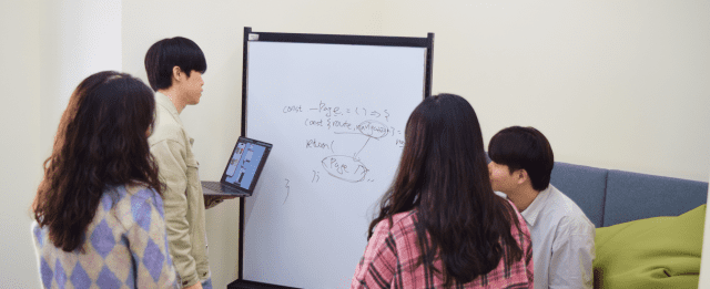 나눔비타민 직원들이 회의를 하고 있다.