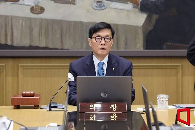 이창용 한국은행 총재가 지난달 17일 서울 중구 한은에서 열린 금융통화위원회 통화정책방향 회의를 주재하고 있다. 사진공동취재단