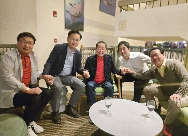 홍준표 전 대구시장의 선대위 합류를 설득하기 위해 지난 19일 미국 하와이를 방문한 국민의힘 대선 선대위 유상범 단일화추진본부장, 김대식 대외협력본부장, 조광한 대외협력부본부장, 이성배 선대위 대변인이 홍 전 시장(가운데)과 손잡고 기념 촬영을 하고 있다. 연합뉴스