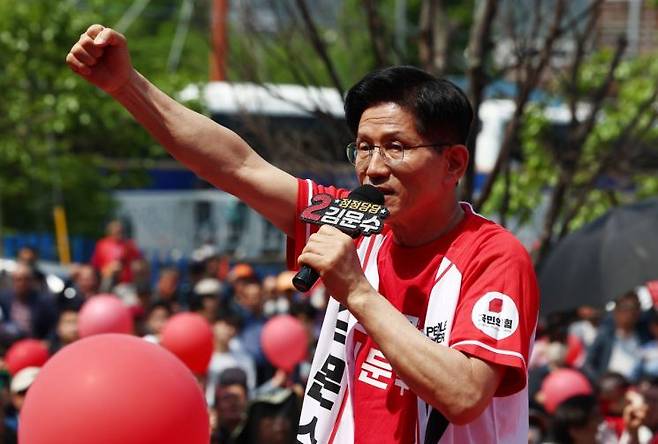 국민의힘 김문수 대선 후보가 25일 충남 보령시 대천역 광장에서 집중 유세를 하고 있다. 연합뉴스