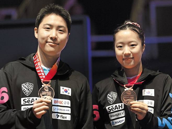 24일 동메달을 건 임종훈(왼쪽)과 신유빈. /뉴시스