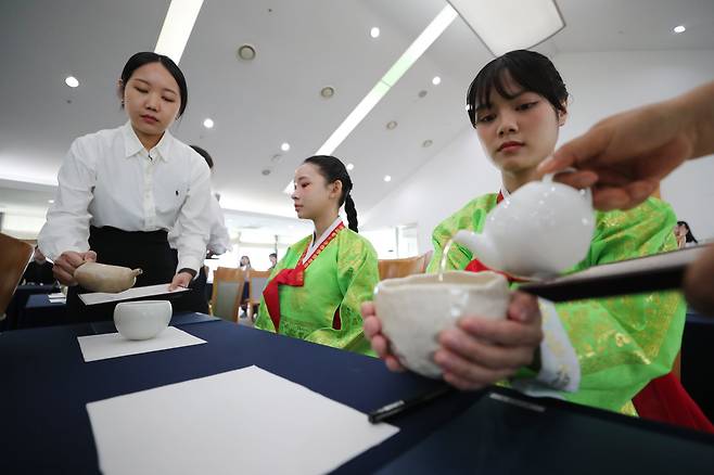 성년의 날인 지난 19일 오전 서울 용산구 숙명여자대학교 백주년기념관에서 열린 성년례에서 외국인 유학생들이 전통 한복을 입고 다례의식을 하고 있다. /박성원 기자