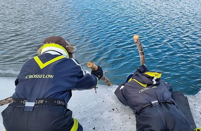 스웨덴 키루나 지역의 야생 투어 가이드 미카엘 크레쿨라가 꽁꽁 언 강물에 빠진 갤럭시S23 울트라를 찾는 모습./삼성 뉴스룸