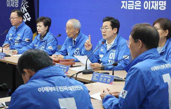 더불어민주당 박찬대 상임총괄선거대책위원장이 26일 서울 여의도 당사에서 열린 중앙선거대책위원회의에서 발언하고 있다. /연합뉴스