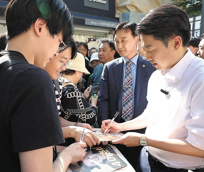 이준석 개혁신당 대선 후보가 25일 서울 종로구 서순라길에서 지지자들에게 사인을 해주고 있다. /연합뉴스
