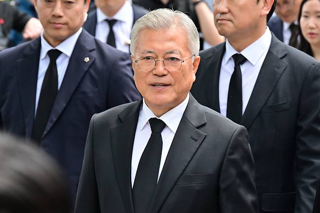 문재인 전 대통령이 지난 23일 오후 경남 김해시 봉하마을에서 열린 고 노무현 전 대통령 16주기 추도식에 참석하고 있다. /뉴스1