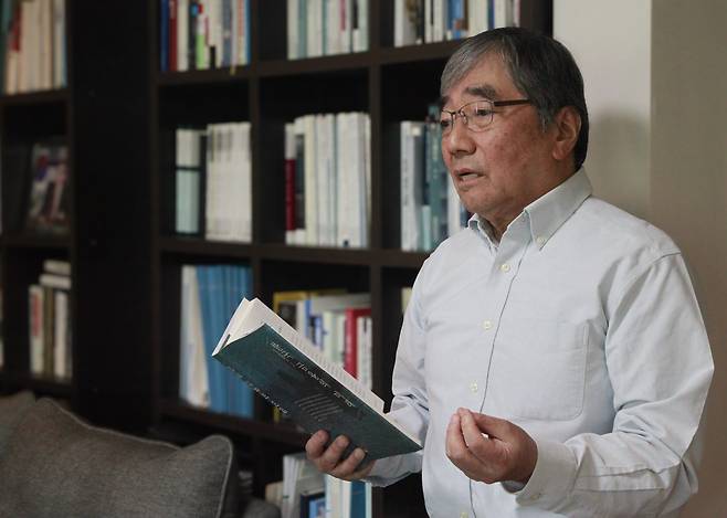 윤석헌 전 금융감독원장이 지난 14일 강원 춘천시 그의 자택에서 조선비즈와 인터뷰하고 있다. 윤 전 원장은 오늘날 금융권에 추천하고 싶은 책으로 한국금융학회가 지난해 발간한 '한국 금융의 미래'를 추천했다. 윤 전 원장은 "금융이 안일하게 정체되면 안 되고 미래를 내다봐야 한다"고 말했다. /김태호 기자