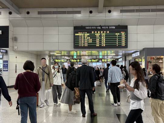 6·3 조기대선을 열흘 앞둔 24일 대전 동구 대전역이 기차를 타려는 이용객들로 붐비고 있다. 한신협·대전일보 조은솔 기자