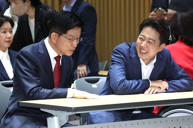 김문수 국민의힘 대선 후보와 이준석 개혁신당 후보가 19일 오전 서울시청에서 열린 약자와 동행하는 서울 토론회에 참석했다.ⓒ데일리안 방규현 기자