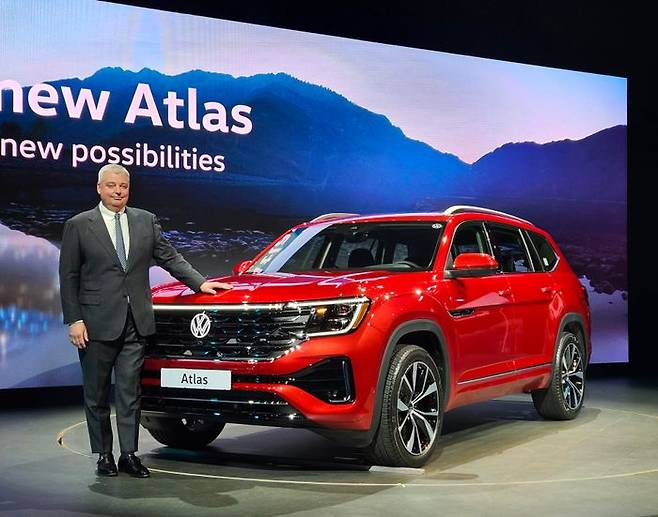 틸 셰어 폭스바겐그룹코리아 대표이사 사장이 26일 인천 중구 스튜디오파라다이스에서 열린 폭스바겐 신형 아틀라스 미디어 론칭 행사에서 '신형 아틀라스'와 포즈를 취하고 있다. ⓒ데일리안 정진주 기자