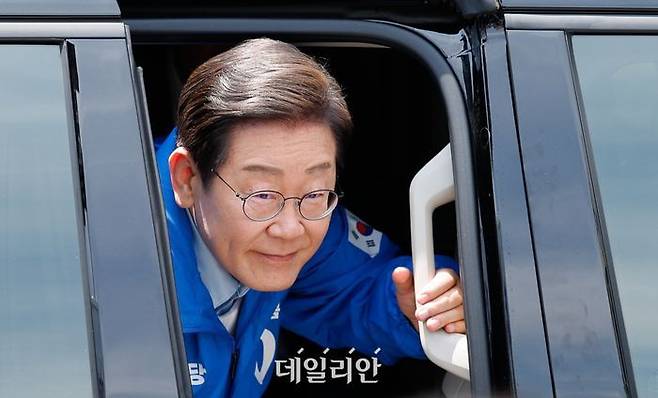 이재명 더불어민주당 대선후보가 26일 경기 수원시 팔달문 영동시장 입구에서 열린 집중유세에 도착해 차량에서 내리고 있다. ⓒ뉴시스
