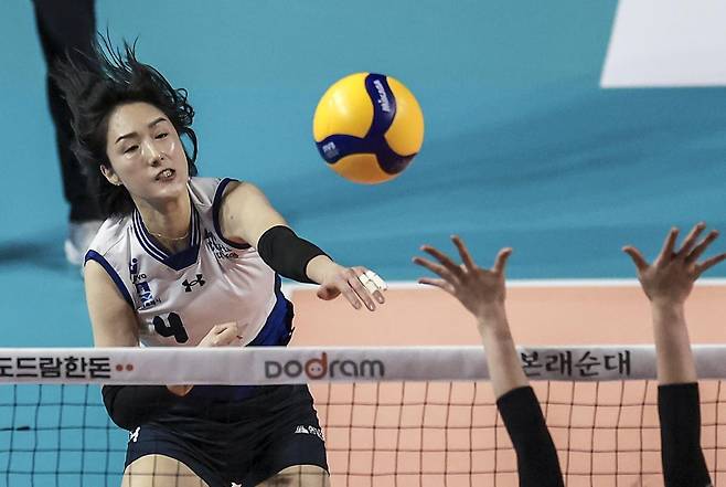 6일 인천 부평구 인천삼산월드체육관에서 열린 프로배구 2024-2025 V리그 여자부 흥국생명 핑크스파이더스와 현대건설 힐스테이트 배구단의 경기, 현대건설 황연주가 스파이크를 하고 있다. 2025.03.06 뉴시스