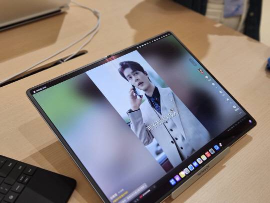 화웨이의 폴더블 노트북 '메이트북 폴드 얼티밋 디자인'. 화면을 모두 펼쳐 영상을 보는 모습. 김나인 기자