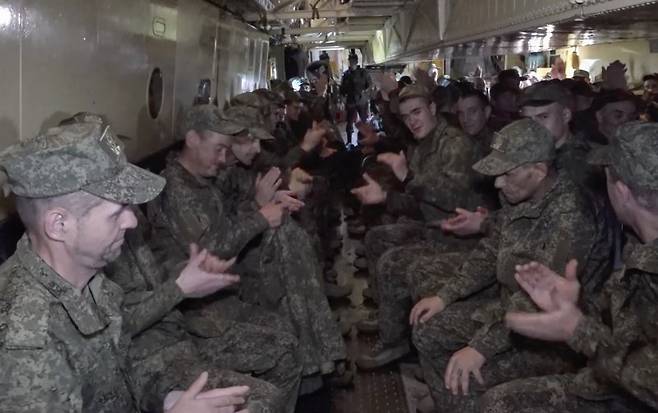 우크라이나에서 풀려난 러시아 전쟁 포로들이 25일(현지시간) 러시아 모스크바 인근 숄코보에 위치한 치칼로프스키 공군 기지에 착륙해 환호하고 있다.EPA연합뉴스