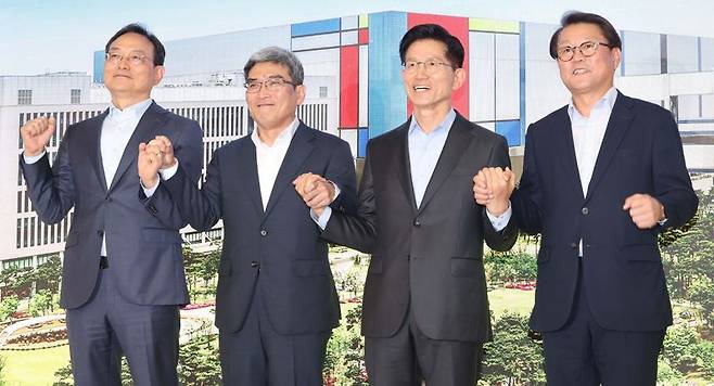 김문수 국민의힘 대선후보가 26일 경기도 평택시 삼성전자 평택캠퍼스를 방문해 삼성전자 사장단과 기념촬영하고 있다. 왼쪽부터 김완표 삼성글로벌리서치 사장, 송재혁 삼성전자 DS부문 최고기술책임자(CTO) 사장, 김 후보, 박승희 삼성전자 CR담당 사장. 2025.5.26 사진=박범준 기자