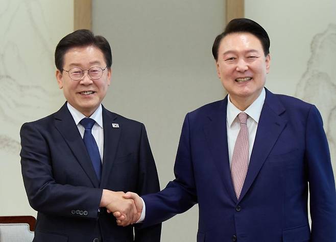 지난해 4월 29일 당시 윤석열 대통령과 이재명 더불어민주당 대표가 서울 용산 대통령실 집무실에서 열린 영수회담에서 악수하고 있다. 사진=대통령실