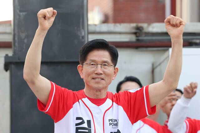 김문수 국민의힘 대통령 후보가 25일 충남 서산시 중앙통 로데오거리에서 집중 유세를 하고 있다. 공동취재사진