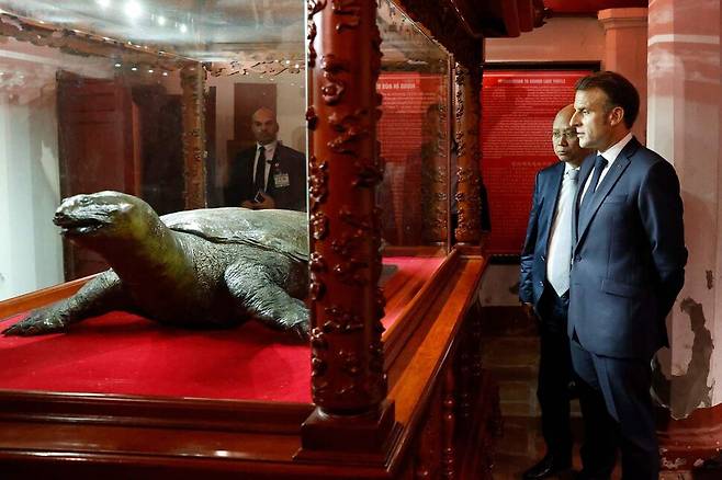 에마뉘엘 마크롱 프랑스 대통령이 25일(현지시각) 하노이 호안끼엠 호수의 응옥선 사원에 전시된 호안끼엠 거북이 박제를 보고 있다. 사진 AFP