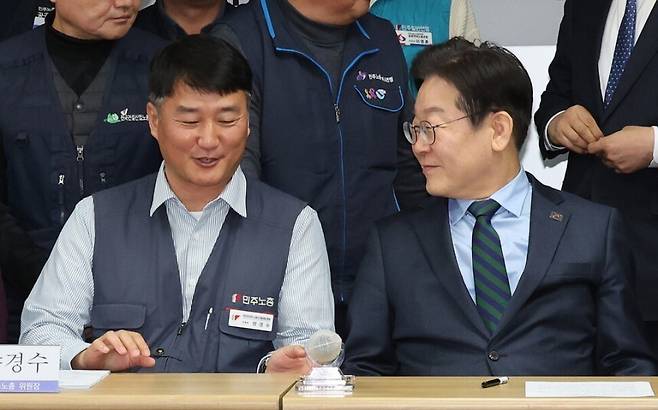 이재명 더불어민주당 전 대표(오른쪽)가 지난 2월21일 오후 서울 중구 민주노총 사무실에서 열린 민주당-민주노총 간담회에 참석해 양경수 민주노총 위원장과 대화하고 있다. 신소영 기자 viator@hani.co.kr