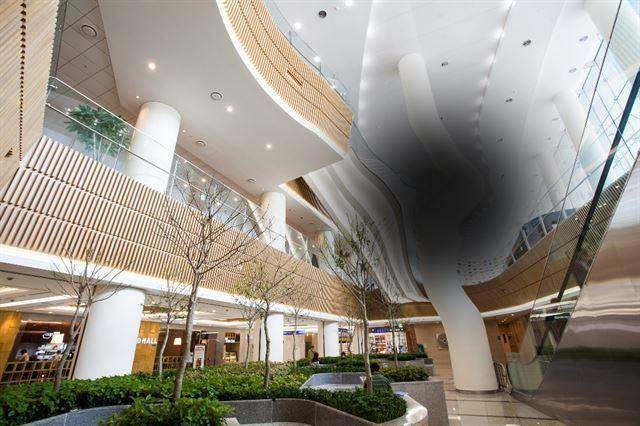 황반변성 환자가 본 시야. 건물이 일그러져 보이고 시야를 검은색 반점이 가리고 있다. 한국일보 자료사진